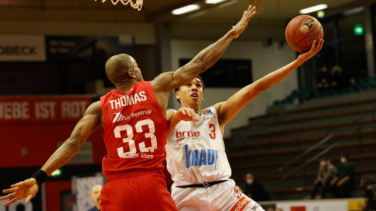 20.03.2021, Basketball, BBL 2020 2021, 24. Spieltag, JobStairs GIESSEN 46ers - s.Oliver Wuerzburg, GER, Giessen, Sporthalle Giessen-Ost, Bild: v. li. Brandon Thomas (GIESSEN 46ers, 33) und Tyson Ward (s.Oliver Wuerzburg) Copyright: HMBxMedia xHeikoxBecker