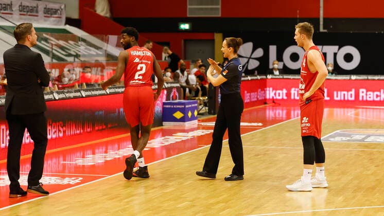 20.03.2021, Basketball, BBL 2020 2021, 24. Spieltag, JobStairs GIESSEN 46ers - s.Oliver Wuerzburg, GER, Giessen, Sporthalle Giessen-Ost, Bild: Schiedsrichterin Anne Panther 2. v. re. schickt Isaac Brandon Hamilton (JobStairs GIESSEN 46ers) 2.v. li. nach einem unsportlichen und einem technischen Foul in die Kabine, Headcoach Rolf Scholz (JobStairs GIESSEN 46ers) li. und Bjarne Kraushaar (JobStairs GIESSEN 46ers) re. Copyright: HMBxMedia xHeikoxBecker