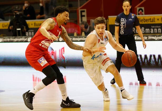20.03.2021, Basketball, BBL 2020 2021, 24. Spieltag, JobStairs GIESSEN 46ers - s.Oliver Wuerzburg, GER, Giessen, Sporthalle Giessen-Ost, Bild: v. li. Diante Garrett (JobStairs GIESSEN 46ers) und Nils Hassfurther (s.Oliver Wuerzburg) Copyright: HMBxMedia xHeikoxBecker