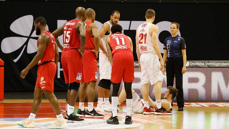 20.03.2021, Basketball, BBL 2020 2021, 24. Spieltag, JobStairs GIESSEN 46ers - s.Oliver Wuerzburg, GER, Giessen, Sporthalle Giessen-Ost, Bild: Nils Hassfurther (s.Oliver Wuerzburg) verletzt am Boden Copyright: HMBxMedia xHeikoxBecker