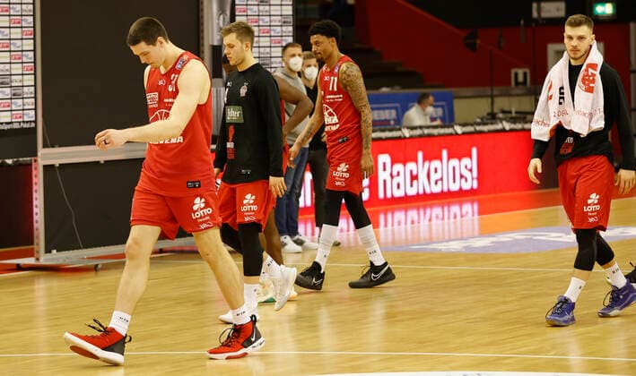 20.03.2021, Basketball, BBL 2020 2021, 24. Spieltag, JobStairs GIESSEN 46ers - s.Oliver Wuerzburg, GER, Giessen, Sporthalle Giessen-Ost, Bild: Die 46ers verlassen mit gesenkten Koepfen die Halle Copyright: HMBxMedia xHeikoxBecker