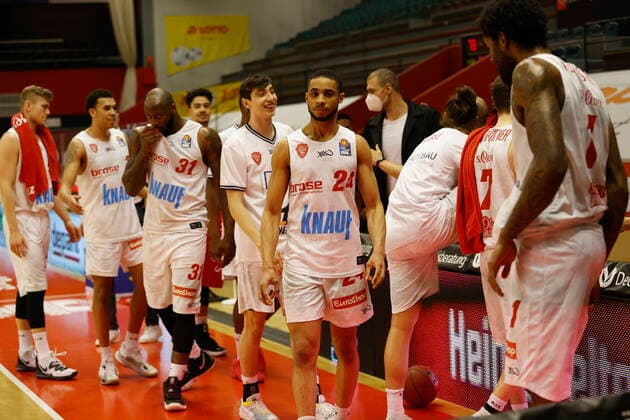 20.03.2021, Basketball, BBL 2020 2021, 24. Spieltag, JobStairs GIESSEN 46ers - s.Oliver Wuerzburg, GER, Giessen, Sporthalle Giessen-Ost, Bild: Erleichterung nach dem Sieg bei den Spielern von s.Oliver Wuerzburg Copyright: HMBxMedia xHeikoxBecker