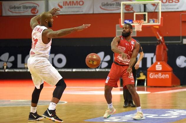 v.l., Murphy Holloway (Wuerzburg 31), Jonathan Stark (Giessen 1) GER, Basketball BBL 1. Liga, Giessen gegen Wuerzburg, 20.03.2021 Giessen Copyright: xEibnerxPressefotox xRalphxLehmbergx