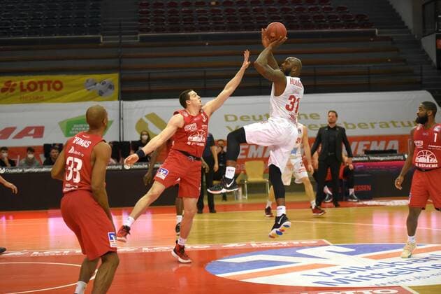 v.l., Scottie James Jr. (Giessen 31), Murphy Holloway (Wuerzburg 31) GER, Basketball BBL 1. Liga, Giessen gegen Wuerzburg, 20.03.2021 Giessen Copyright: xEibnerxPressefotox xRalphxLehmbergx