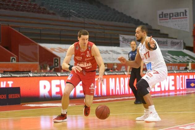 v.l., Scottie James Jr. (Giessen 31), Alex King (Wuerzburg 77) GER, Basketball BBL 1. Liga, Giessen gegen Wuerzburg, 20.03.2021 Giessen Copyright: xEibnerxPressefotox xRalphxLehmbergx