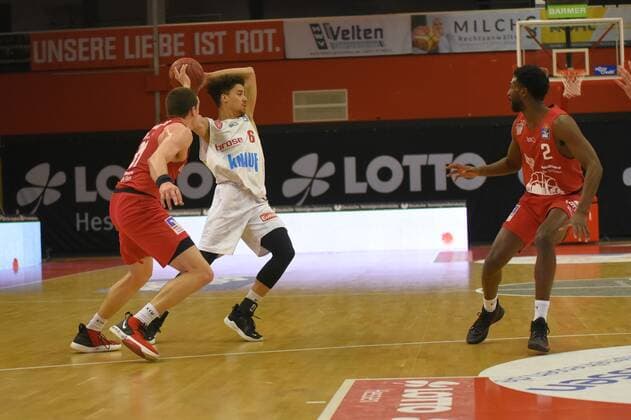 v.l., Scottie James Jr. (Giessen 31), Joshua Obiesie (Wuerzburg 6) GER, Basketball BBL 1. Liga, Giessen gegen Wuerzburg, 20.03.2021 Giessen Copyright: xEibnerxPressefotox xRalphxLehmbergx