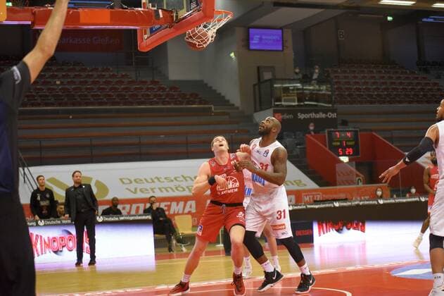 v.l., Scottie James Jr. (Giessen 31), Murphy Holloway (Wuerzburg 31) GER, Basketball BBL 1. Liga, Giessen gegen Wuerzburg, 20.03.2021 Giessen Copyright: xEibnerxPressefotox xRalphxLehmbergx