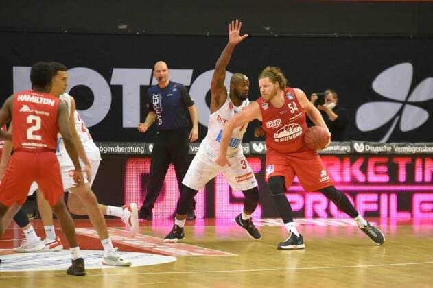 v.l., Murphy Holloway (Wuerzburg 33) John Bryant (Giessen 54) GER, Basketball BBL 1. Liga, Giessen gegen Wuerzburg, 20.03.2021 Giessen Copyright: xEibnerxPressefotox xRalphxLehmbergx