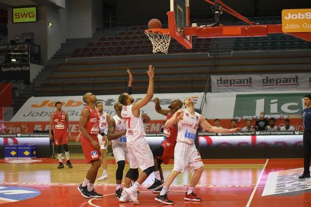 v.l., Alex King (Wuerzburg 77), Brandon Bowman (Giessen 15), Florian Koch (Wuerzburg 21) GER, Basketball BBL 1. Liga, Giessen gegen Wuerzburg, 20.03.2021 Giessen Copyright: xEibnerxPressefotox xRalphxLehmbergx