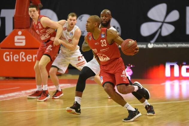 v.l., Brandon Thomas (Giessen 33), Murphy Holloway (Wuerzburg 31) GER, Basketball BBL 1. Liga, Giessen gegen Wuerzburg, 20.03.2021 Giessen Copyright: xEibnerxPressefotox xRalphxLehmbergx