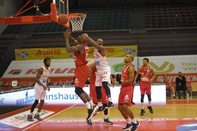 v.l., Brandon Bowman (Giessen 15), Murphy Holloway (Wuerzburg 31) GER, Basketball BBL 1. Liga, Giessen gegen Wuerzburg, 20.03.2021 Giessen Copyright: xEibnerxPressefotox xRalphxLehmbergx