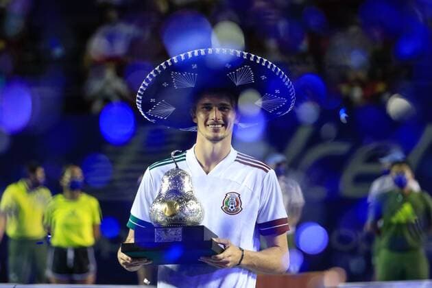 Bilder des Jahres 2021, Sport 03 März Sport Themen der Woche KW11 Sport Bilder des Tages German tennis player Alexander Zverev holds the champion s trophy after defeating Greek Stefanos Tsitsipas in the final game of ATP, Tennis Herren 500 Mexican Open tennis tournament in Acapulco, Mexico, 20 March 2021. Zverev won 6-4 and 7-6(3). Zverev won Mexican Open tennis tournament !ACHTUNG: NUR REDAKTIONELLE NUTZUNG!  Copyright: xDavidxGuzmanx MEX7860 20210321-637519133155154212