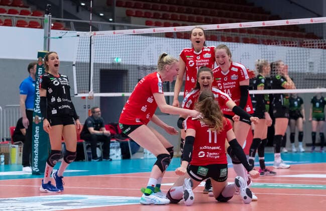 Bilder des Jahres 2021, Sport 03 März Sport Themen der Woche KW11 20.03.2021, Siegjubel nach Stock s Ass: Lena Stigrot (DSC), Jennifer Janiska (DSC), Madeleine Gates (DSC), Lena Stigrot (DSC), Maja Storck (DSC) knieend, Jenna Gray (DSC), Volleyball, Play off Viertelfinale, Dresdner SC - Ladys in Black Aachen 3:2, Dresden Sachsen Deutschland *** 20 03 2021, Victory cheer after stick s ace Lena Stigrot DSC , Jennifer Janiska DSC , Madeleine Gates DSC , Lena Stigrot DSC , Maja Storck DSC kneeling, Jenna Gray DSC , Volleyball, Play off quarter final, Dresdner SC Ladies in Black Aachen 3 2, Dresden Saxony Germany