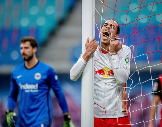 Bilder des Jahres 2021, Sport 03 März Sport Themen der Woche KW11 Leipzigs Yussuf Poulsen beisst aus Verzweiflung in das Tornetz RB Leipzig - Eintracht Frankfurt 1:1 14. Maerz 2021: Leipzig, Red Bull Arena Fussball 1. Bundesliga, 25. Spieltag. RB Leipzig - Eintracht Frankfurt 1:1 *** Leipzigs Yussuf Poulsen bites into the goal net out of desperation RB Leipzig Eintracht Frankfurt 1 1 14 March 2021 Leipzig, Red Bull Arena Football 1 Bundesliga, Matchday 25 RB Leipzig Eintracht Frankfurt 1 1