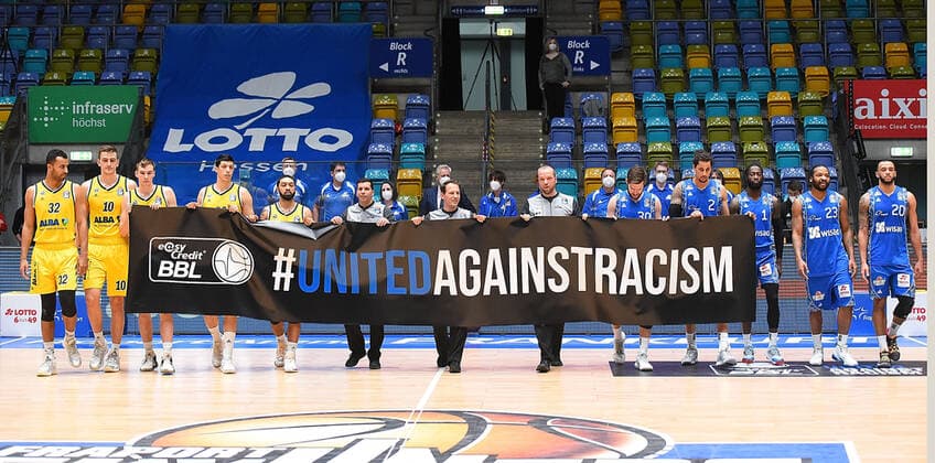 21.03.2021, xhbx, Basketball BBL Bundesliga, Frankfurt Skyliners - Alba Berlin emspor, v.l. Mannschaft, Team Alba Berlin, Spieler, Mannschaft von Frankfurt Skyliners, Aktionstag gegen Rassismus (DFL DFB REGULATIONS PROHIBIT ANY USE OF PHOTOGRAPHS as IMAGE SEQUENCES and or QUASI-VIDEO) Frankfurt am Main