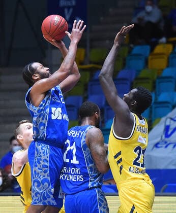 21.03.2021, xhbx, Basketball BBL Bundesliga, Frankfurt Skyliners - Alba Berlin emspor, v.l. Quantez Robertson (Fraport Skyliners Frankfurt), Kamari Murphy (Fraport Skyliners Frankfurt), Christ Koumadje (Alba Berlin) (DFL DFB REGULATIONS PROHIBIT ANY USE OF PHOTOGRAPHS as IMAGE SEQUENCES and or QUASI-VIDEO) Frankfurt am Main
