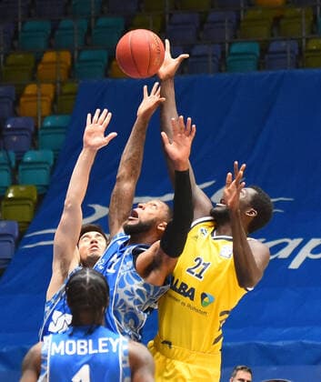 21.03.2021, xhbx, Basketball BBL Bundesliga, Frankfurt Skyliners - Alba Berlin emspor, v.l. Kamari Murphy (Fraport Skyliners Frankfurt), , Christ Koumadje (Alba Berlin) (DFL DFB REGULATIONS PROHIBIT ANY USE OF PHOTOGRAPHS as IMAGE SEQUENCES and or QUASI-VIDEO) Frankfurt am Main