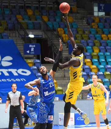 21.03.2021, xhbx, Basketball BBL Bundesliga, Frankfurt Skyliners - Alba Berlin emspor, v.l. Kamari Murphy (Fraport Skyliners Frankfurt), Christ Koumadje (Alba Berlin) (DFL DFB REGULATIONS PROHIBIT ANY USE OF PHOTOGRAPHS as IMAGE SEQUENCES and or QUASI-VIDEO) Frankfurt am Main