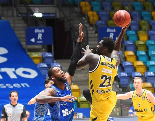21.03.2021, xhbx, Basketball BBL Bundesliga, Frankfurt Skyliners - Alba Berlin emspor, v.l. Kamari Murphy (Fraport Skyliners Frankfurt), Christ Koumadje (Alba Berlin) (DFL DFB REGULATIONS PROHIBIT ANY USE OF PHOTOGRAPHS as IMAGE SEQUENCES and or QUASI-VIDEO) Frankfurt am Main