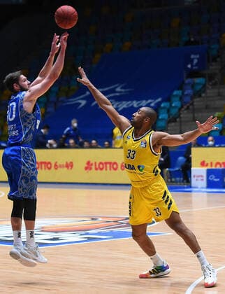 21.03.2021, xhbx, Basketball BBL Bundesliga, Frankfurt Skyliners - Alba Berlin emspor, v.l. Jon Axel Gudmundsson (Fraport Skyliners Frankfurt), Jayson Granger (Alba Berlin) (DFL DFB REGULATIONS PROHIBIT ANY USE OF PHOTOGRAPHS as IMAGE SEQUENCES and or QUASI-VIDEO) Frankfurt am Main