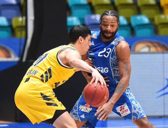 21.03.2021, xhbx, Basketball BBL Bundesliga, Frankfurt Skyliners - Alba Berlin emspor, v.l. Simone Fontecchio (Alba Berlin), Quantez Robertson (Fraport Skyliners Frankfurt) (DFL DFB REGULATIONS PROHIBIT ANY USE OF PHOTOGRAPHS as IMAGE SEQUENCES and or QUASI-VIDEO) Frankfurt am Main