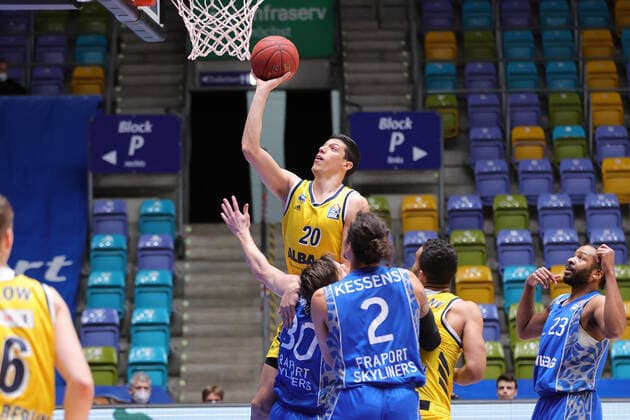 Fraport Skyliners - Alba Berlin, easyCredit BBL Simone Fontecchio (Alba Berlin, 20). Basketball-Spiel der easyCredit BBL zwischen den Fraport Skyliners und Alba Berlin am 21. Maerz 2021 in der Fraport-Arena in Frankfurt am Main., Frankfurt am Main Hessen Deutschland Fraport-Arena