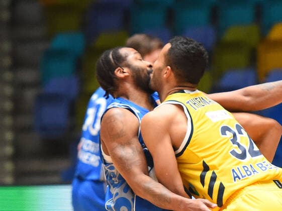 21.03.2021, xhbx, Basketball BBL Bundesliga, Frankfurt Skyliners - Alba Berlin emspor, v.l. Quantez Robertson (Fraport Skyliners Frankfurt), Johannes Thiemann (Alba Berlin) (DFL DFB REGULATIONS PROHIBIT ANY USE OF PHOTOGRAPHS as IMAGE SEQUENCES and or QUASI-VIDEO) Frankfurt am Main