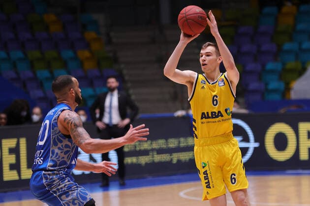 Fraport Skyliners - Alba Berlin, easyCredit BBL Malte Delow (Alba Berlin, 6) gegen Rasheed Moore (Fraport Skyliners, 20). Basketball-Spiel der easyCredit BBL zwischen den Fraport Skyliners und Alba Berlin am 21. Maerz 2021 in der Fraport-Arena in Frankfurt am Main., Frankfurt am Main Hessen Deutschland Fraport-Arena