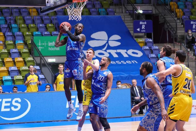 Fraport Skyliners - Alba Berlin, easyCredit BBL Rebound von Matt Mobley (Fraport Skyliners, 1). Basketball-Spiel der easyCredit BBL zwischen den Fraport Skyliners und Alba Berlin am 21. Maerz 2021 in der Fraport-Arena in Frankfurt am Main., Frankfurt am Main Hessen Deutschland Fraport-Arena