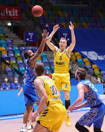 Fraport Skyliners - Alba Berlin, easyCredit BBL Niels Giffey (Alba Berlin, 5) passt zu Tim Schneider (Alba Berlin, 10), vorbei anQuantez Robertson (Fraport Skyliners, 23). Basketball-Spiel der easyCredit BBL zwischen den Fraport Skyliners und Alba Berlin am 21. Maerz 2021 in der Fraport-Arena in Frankfurt am Main., Frankfurt am Main Hessen Deutschland Fraport-Arena