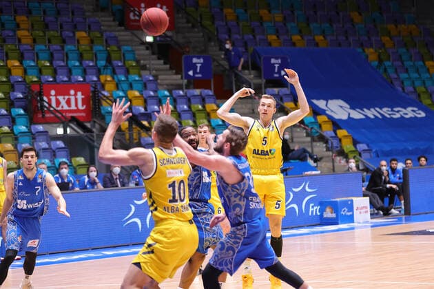 Fraport Skyliners - Alba Berlin, easyCredit BBL Niels Giffey (Alba Berlin, 5) passt zu Tim Schneider (Alba Berlin, 10), vorbei anQuantez Robertson (Fraport Skyliners, 23). Basketball-Spiel der easyCredit BBL zwischen den Fraport Skyliners und Alba Berlin am 21. Maerz 2021 in der Fraport-Arena in Frankfurt am Main., Frankfurt am Main Hessen Deutschland Fraport-Arena