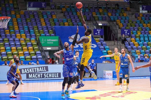 Fraport Skyliners - Alba Berlin, easyCredit BBL Christ Koumadje (Alba Berlin, 21) trifft aus groesserer Entfernung gegen Kamari Murphy (Fraport Skyliners, 21). Basketball-Spiel der easyCredit BBL zwischen den Fraport Skyliners und Alba Berlin am 21. Maerz 2021 in der Fraport-Arena in Frankfurt am Main., Frankfurt am Main Hessen Deutschland Fraport-Arena