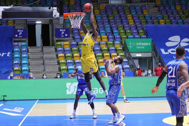 Fraport Skyliners - Alba Berlin, easyCredit BBL Dunking von Christ Koumadje (Alba Berlin, 21), ohne Gegenwehr von Quantez Robertson (Fraport Skyliners, 23). Basketball-Spiel der easyCredit BBL zwischen den Fraport Skyliners und Alba Berlin am 21. Maerz 2021 in der Fraport-Arena in Frankfurt am Main., Frankfurt am Main Hessen Deutschland Fraport-Arena