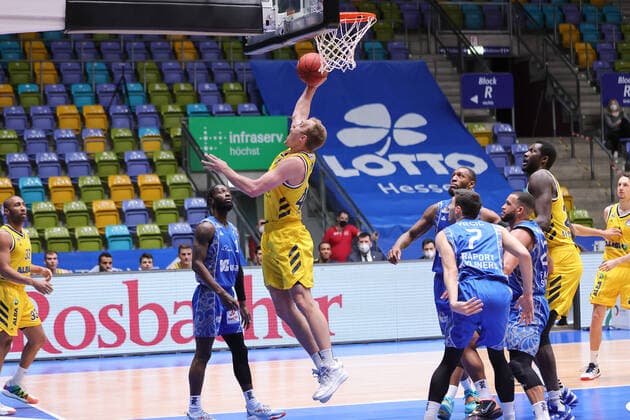 Fraport Skyliners - Alba Berlin, easyCredit BBL Korbleger von Luke Sikma (Alba Berlin, 43) gegen Matt Mobley (Fraport Skyliners, 1). Basketball-Spiel der easyCredit BBL zwischen den Fraport Skyliners und Alba Berlin am 21. Maerz 2021 in der Fraport-Arena in Frankfurt am Main., Frankfurt am Main Hessen Deutschland Fraport-Arena