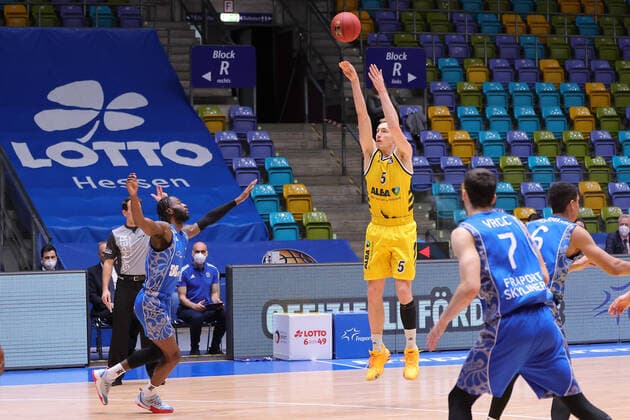 Fraport Skyliners - Alba Berlin, easyCredit BBL Niels Giffey (Alba Berlin, 5) wirft aus der Distanz, links Matt Mobley (Fraport Skyliners, 1). Basketball-Spiel der easyCredit BBL zwischen den Fraport Skyliners und Alba Berlin am 21. Maerz 2021 in der Fraport-Arena in Frankfurt am Main., Frankfurt am Main Hessen Deutschland Fraport-Arena