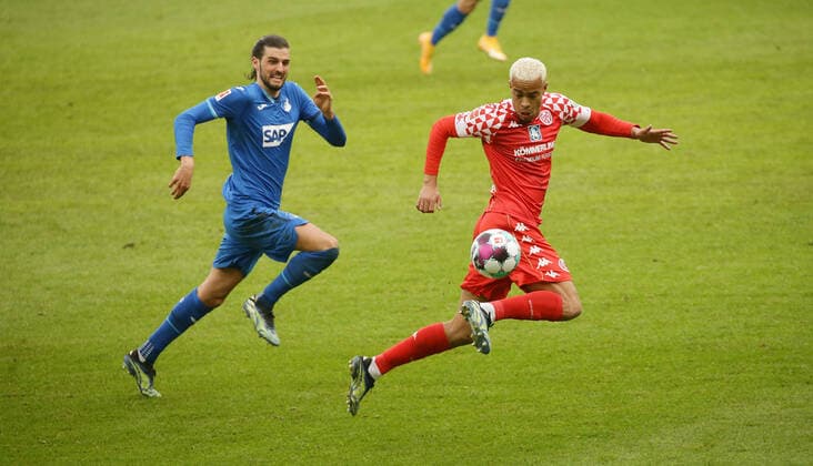 Sinsheim , Fußball Bundesliga , TSG 1899 Hoffenheim vs. FSV Mainz 05 , von links: Florian Grillitsch ( Hoff ) Robin Quaison ( Mainz ) Gemäß den Vorgaben der DFL Deutsche Fußball Liga ist es untersagt, in dem Stadion und oder vom Spiel angefertigte Fotoaufnahmen in Form von Sequenzbildern und oder videoähnlichen Fotostrecken zu verwerten bzw. verwerten zu lassen. *** Sinsheim , Football Bundesliga , TSG 1899 Hoffenheim vs FSV Mainz 05 , from left Florian Grillitsch Hoff Robin Quaison Mainz According to the regulations of the DFL Deutsche Fußball Liga it is forbidden to use or let use photos taken in the stadium and or from the game in the form of sequence pictures and or video-like photo series.