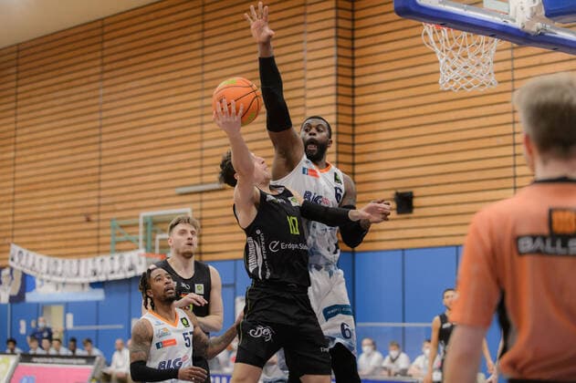 Jack PAGENKOPF (10 Ehingen Urspring) wird geblockt von Will DANIELS (6 Eisbaeren Bremerhaven) ; Eisbären Bremerhaven vs Team Ehingen Urspring, Basketball, 2. Bundesliga ProA, 21.03.2021, 27. Spieltag, Saison 2020 2021, Bremerhaven, Trainingscenter Amerikaring ; Copyright: xErikxHillmer EIBNERx EP_ehr Eisbären Bremerhaven vs Team Ehingen Urspring, Basketball, 2. Bundesliga ProA, 21.03.2021, 27. Spieltag, Saison 2020 2021 Bremerhaven Copyright: xErikxHillmer EIBNERx EP_ehr