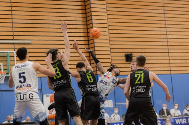 Daniel HELTERHOFF (13 Ehingen Urspring) und Kameron HANKERSON (6 Ehingen Urspring) blocken Trey DAVIS (57 Eisbaeren Bremerhaven) ; Eisbären Bremerhaven vs Team Ehingen Urspring, Basketball, 2. Bundesliga ProA, 21.03.2021, 27. Spieltag, Saison 2020 2021, Bremerhaven, Trainingscenter Amerikaring ; Copyright: xErikxHillmer EIBNERx EP_ehr Eisbären Bremerhaven vs Team Ehingen Urspring, Basketball, 2. Bundesliga ProA, 21.03.2021, 27. Spieltag, Saison 2020 2021 Bremerhaven Copyright: xErikxHillmer EIBNERx EP_ehr