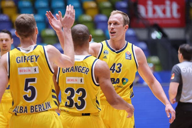Fraport Skyliners - Alba Berlin, easyCredit BBL Luke Sikma (Alba Berlin, 43) klatscht mit Niels Giffey (Alba Berlin, 5) und Jayson Granger (Alba Berlin, 33) ab. Basketball-Spiel der easyCredit BBL zwischen den Fraport Skyliners und Alba Berlin am 21. Maerz 2021 in der Fraport-Arena in Frankfurt am Main., Frankfurt am Main Hessen Deutschland Fraport-Arena