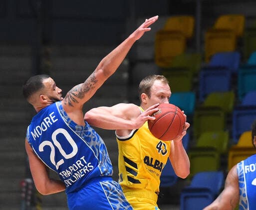 21.03.2021, xhbx, Basketball BBL Bundesliga, Frankfurt Skyliners - Alba Berlin emspor, v.l. Rasheed Moore (Fraport Skyliners Frankfurt), Luke Sikma (Alba Berlin) (DFL DFB REGULATIONS PROHIBIT ANY USE OF PHOTOGRAPHS as IMAGE SEQUENCES and or QUASI-VIDEO) Frankfurt am Main