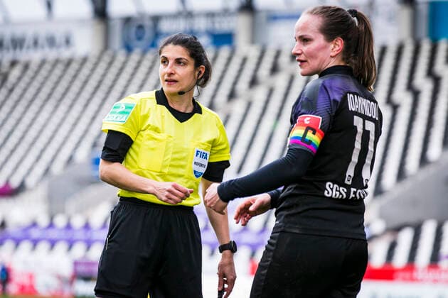 Flyeralarm Frauen-Bundesliga, SGS Essen vs SC Sand 21.03.2021, Stadion Essen, Essen, GER, Flyeralarm Frauen-Bundesliga, SGS Essen vs SC Sand, im Bild Schiedsrichterin Referee Riem Hussein mit Irini Ioannidou (SGS Essen 11),