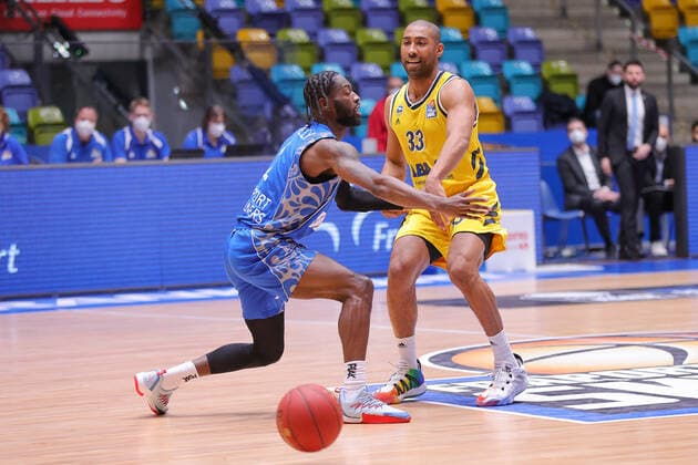Fraport Skyliners - Alba Berlin, easyCredit BBL Jayson Granger (Alba Berlin, 33) passt zu einem Mitspieler, vorbei an Matt Mobley (Fraport Skyliners, 1). Basketball-Spiel der easyCredit BBL zwischen den Fraport Skyliners und Alba Berlin am 21. Maerz 2021 in der Fraport-Arena in Frankfurt am Main., Frankfurt am Main Hessen Deutschland Fraport-Arena