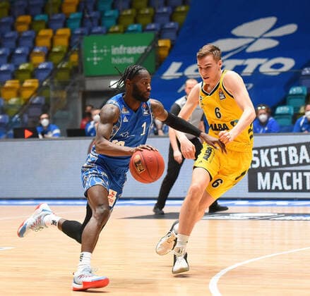 21.03.2021, xhbx, Basketball BBL Bundesliga, Frankfurt Skyliners - Alba Berlin emspor, v.l. MATT MOBLEY (FRAPORT SKYLINERS FRANKFURT), MALTE DELOW (ALBA BERLIN) (DFL DFB REGULATIONS PROHIBIT ANY USE OF PHOTOGRAPHS as IMAGE SEQUENCES and or QUASI-VIDEO) Frankfurt am Main