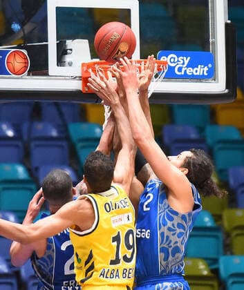 21.03.2021, xhbx, Basketball BBL Bundesliga, Frankfurt Skyliners - Alba Berlin emspor, v.l. Louis Olinde (Alba Berlin), Michael Kessens (Fraport Skyliners Frankfurt) (DFL DFB REGULATIONS PROHIBIT ANY USE OF PHOTOGRAPHS as IMAGE SEQUENCES and or QUASI-VIDEO) Frankfurt am Main