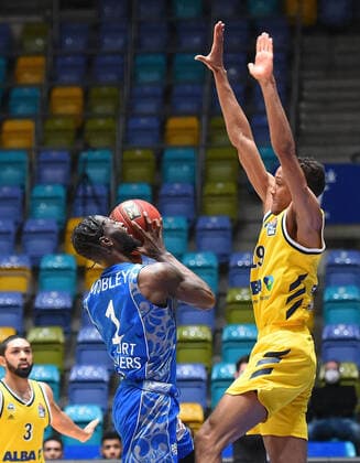 21.03.2021, xhbx, Basketball BBL Bundesliga, Frankfurt Skyliners - Alba Berlin emspor, v.l. Matt Mobley (Fraport Skyliners Frankfurt), Louis Olinde (Alba Berlin) (DFL DFB REGULATIONS PROHIBIT ANY USE OF PHOTOGRAPHS as IMAGE SEQUENCES and or QUASI-VIDEO) Frankfurt am Main