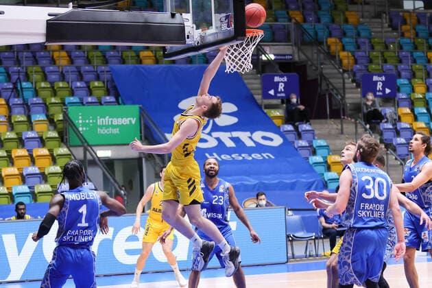Fraport Skyliners - Alba Berlin, easyCredit BBL Akrobatischer Korb durch Malte Delow (Alba Berlin, 6). Basketball-Spiel der easyCredit BBL zwischen den Fraport Skyliners und Alba Berlin am 21. Maerz 2021 in der Fraport-Arena in Frankfurt am Main., Frankfurt am Main Hessen Deutschland Fraport-Arena