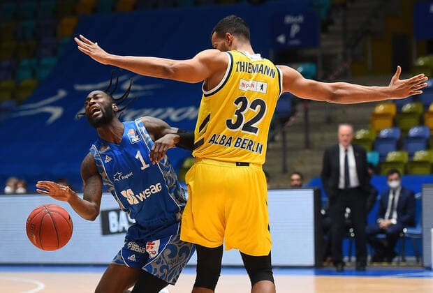 Sport Bilder des Tages 21.03.2021, xhbx, Basketball BBL Bundesliga, Frankfurt Skyliners - Alba Berlin emspor, v.l. Matt Mobley (Fraport Skyliners Frankfurt), Johannes Thiemann (Alba Berlin) (DFL DFB REGULATIONS PROHIBIT ANY USE OF PHOTOGRAPHS as IMAGE SEQUENCES and or QUASI-VIDEO) Frankfurt am Main