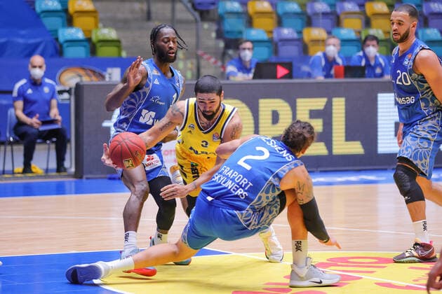 Fraport Skyliners - Alba Berlin, easyCredit BBL Peyton Siva (Alba Berlin, 3) stolpert ueber Michael Kessens (Fraport Skyliners, 2) und geht zu Boden. Links Matt Mobley (Fraport Skyliners, 1), rechts Rasheed Moore (Fraport Skyliners, 20). Basketball-Spiel der easyCredit BBL zwischen den Fraport Skyliners und Alba Berlin am 21. Maerz 2021 in der Fraport-Arena in Frankfurt am Main., Frankfurt am Main Hessen Deutschland Fraport-Arena