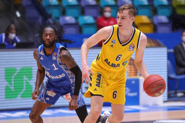 Fraport Skyliners - Alba Berlin, easyCredit BBL Malte Delow (Alba Berlin, 6) vor Matt Mobley (Fraport Skyliners, 1). Basketball-Spiel der easyCredit BBL zwischen den Fraport Skyliners und Alba Berlin am 21. Maerz 2021 in der Fraport-Arena in Frankfurt am Main., Frankfurt am Main Hessen Deutschland Fraport-Arena