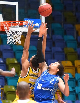 21.03.2021, xhbx, Basketball BBL Bundesliga, Frankfurt Skyliners - Alba Berlin emspor, v.l. Johannes Thiemann (Alba Berlin), Michael Kessens (Fraport Skyliners Frankfurt) (DFL DFB REGULATIONS PROHIBIT ANY USE OF PHOTOGRAPHS as IMAGE SEQUENCES and or QUASI-VIDEO) Frankfurt am Main
